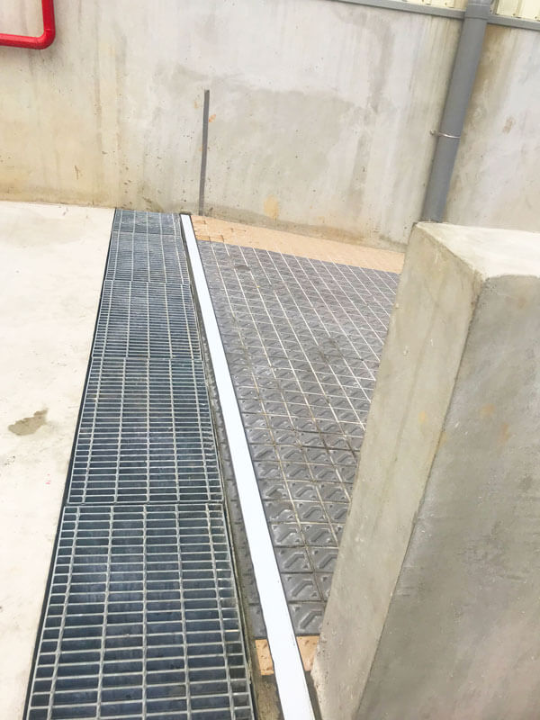 地平軌平面式設計,保持地面平整